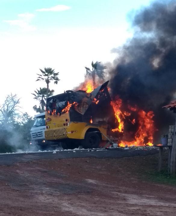 Assaltantes explodem dois carros-fortes em intervalo de 2 horas no Piauí